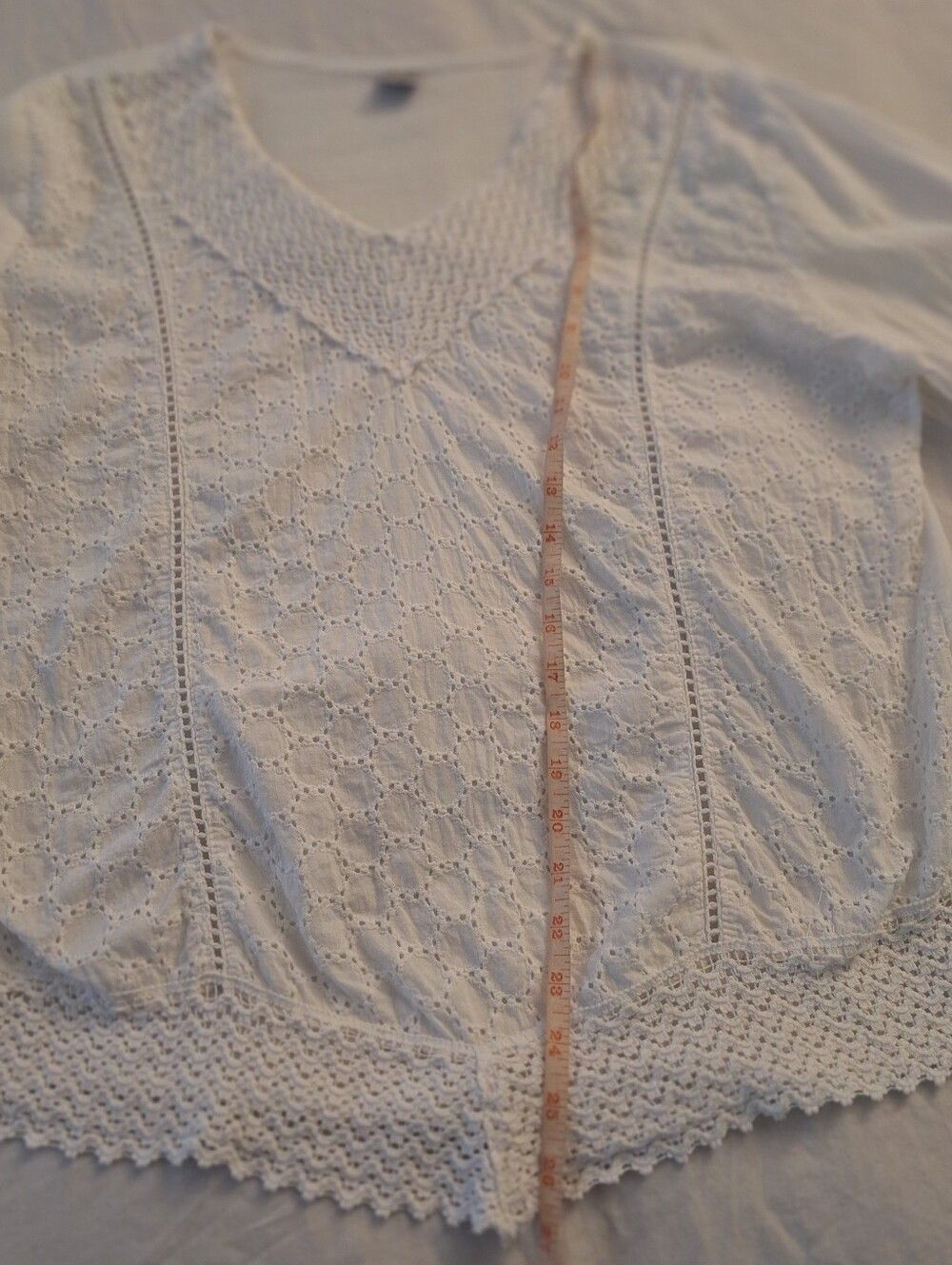 XL White Eyelette Tunic Top V-shaped Front 3/4 InSleeves - Picture 6 of 10